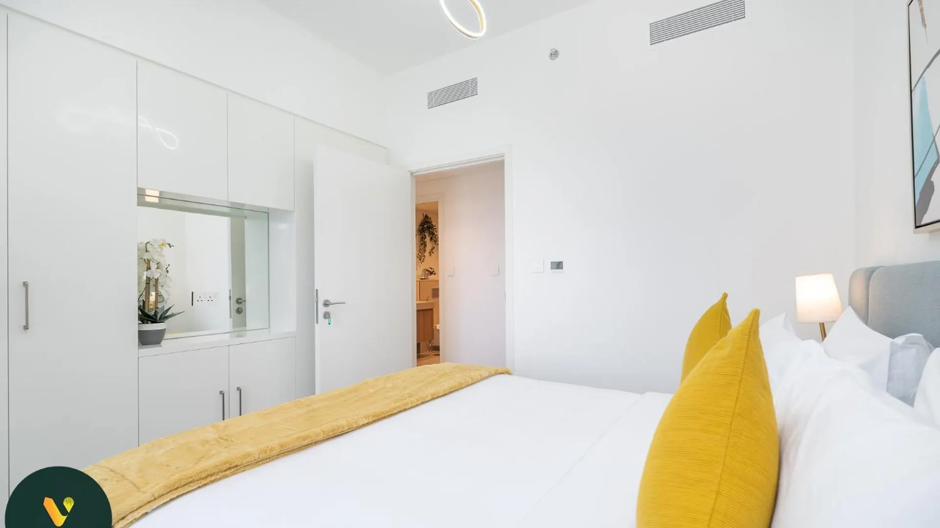 Downtown Views II - Vogue Two Bedroom Apartment With 2 Balconies And Full Burj Khalifa, Opposite Dubai Mall Skybridge