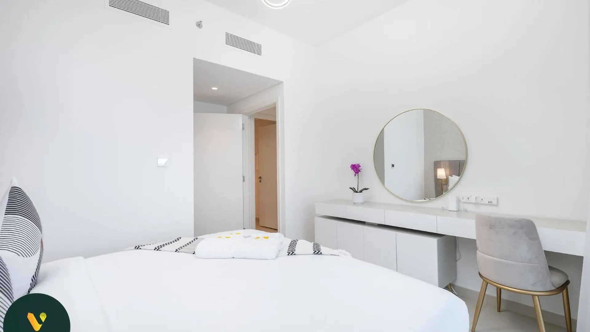 Downtown Views II - Vogue Two Bedroom Apartment With 2 Balconies And Full Burj Khalifa, Opposite Dubai Mall Skybridge